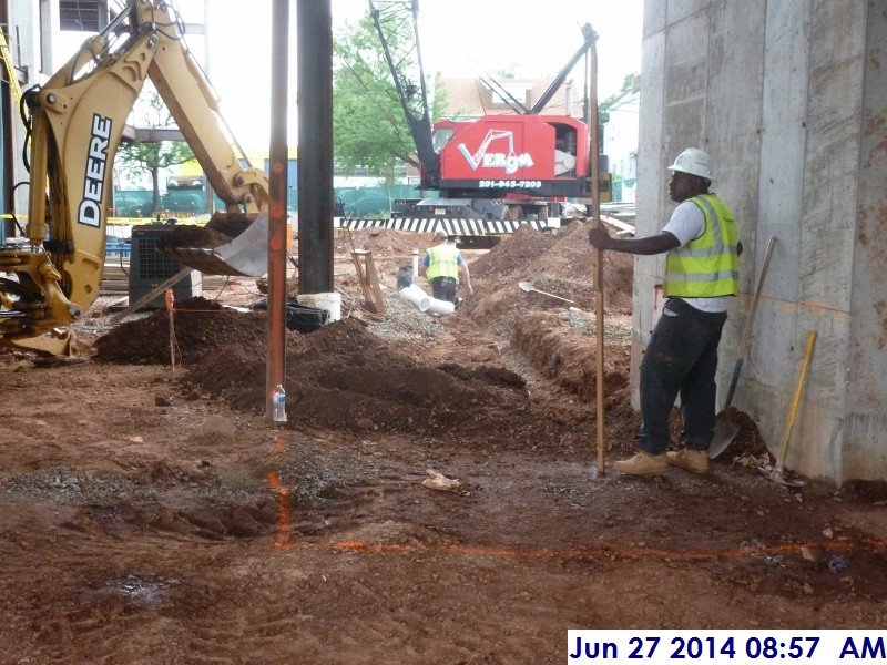 Excavating for the sanitary sewer from column line G-J to 4-5 Facing West (800x600)